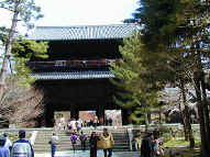 Nanzenji gate.JPG (146440 bytes)