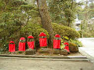 red statues.JPG (161639 bytes)